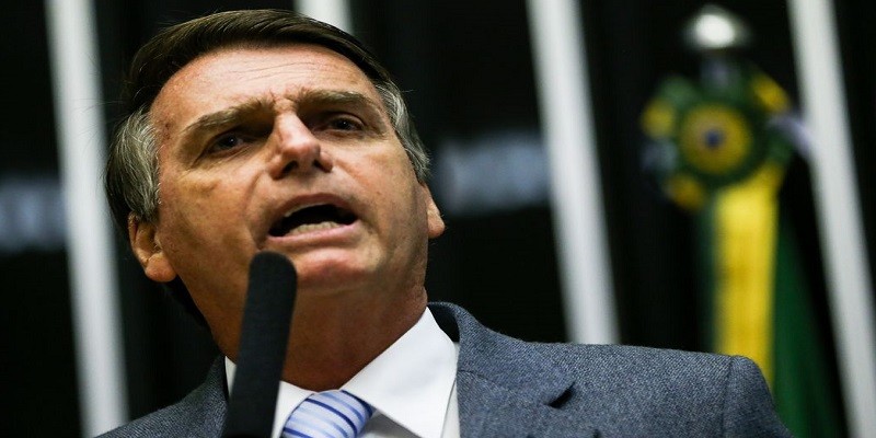 Imagem Ilustrando a Notícia: Bolsonaro diz que usará decreto para conceder posse de arma