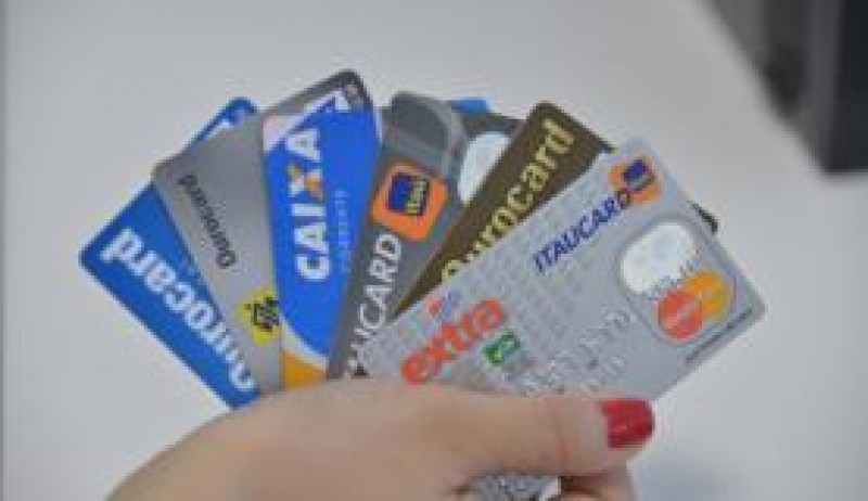 Imagem Ilustrando a Notícia: Taxa de juros de pagamento mínimo do cartão cai para 230,4% em junho