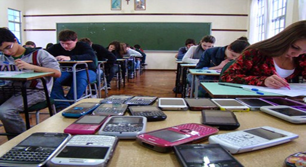 Imagem Ilustrando a Notícia: Projeto leva celulares para sala de aula