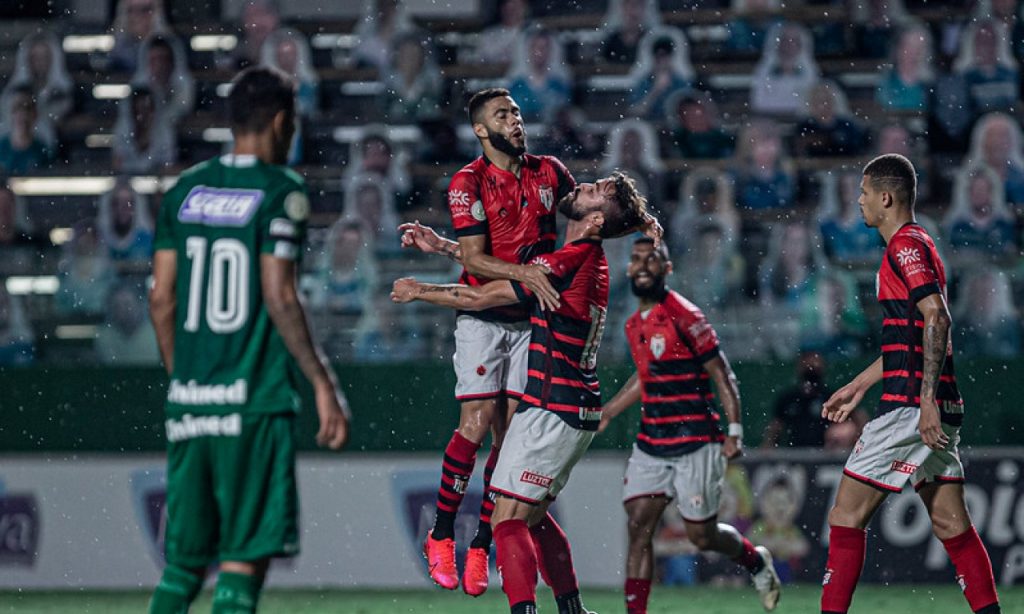 Imagem Ilustrando a Notícia: Em partida com muitas faltas, Atlético-GO vence o Goiás na Serrinha