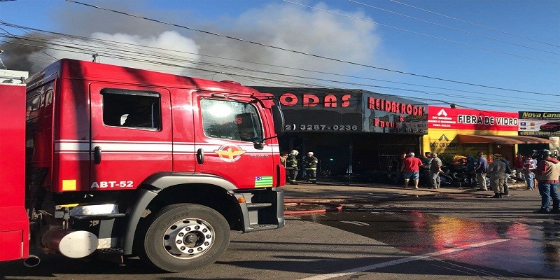 Imagem Ilustrando a Notícia: Incêndio na Vila Mauá deixa loja de pneus com teto danificado