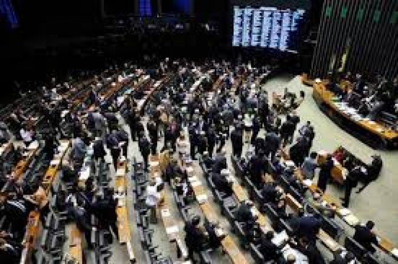 Imagem Ilustrando a Notícia: Senadores da oposição tentam mudar texto final da repatriação; Renan nega pedido