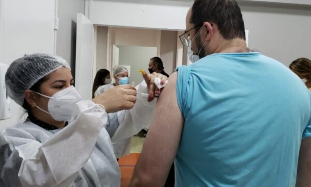 Imagem Ilustrando a Notícia: Trabalhadores de clínicas de imagem recebem segunda dose da vacina contra Covid-19