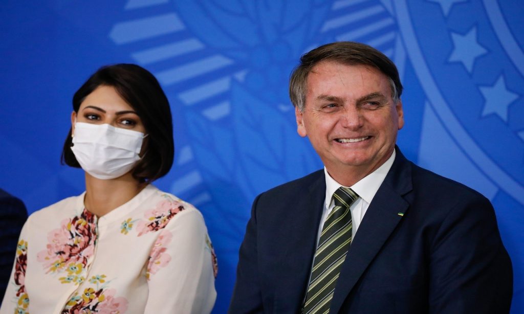 Imagem Ilustrando a Notícia: Primeira-dama e filha testam negativo após Bolsonaro contrair Covid-19