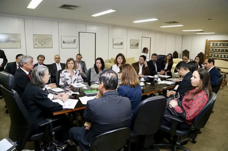 Imagem Ilustrando a Notícia: Ministra Cármen Lúcia, também presidente do CNJ, ouve demandas de juízes goianos