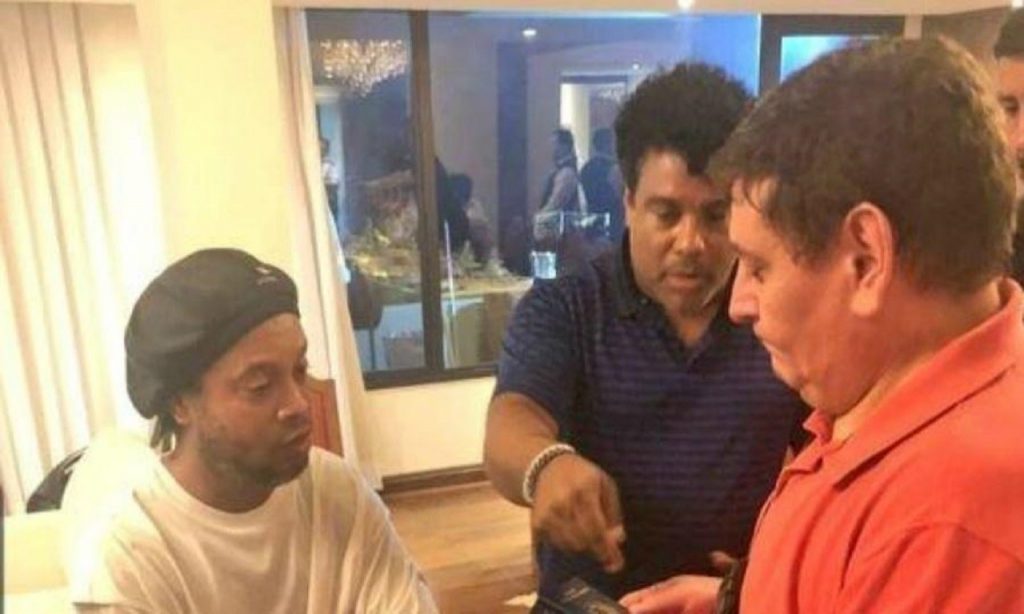 Imagem Ilustrando a Notícia: Ronaldinho Gaúcho é preso suspeito de usar passaporte falso no Paraguai