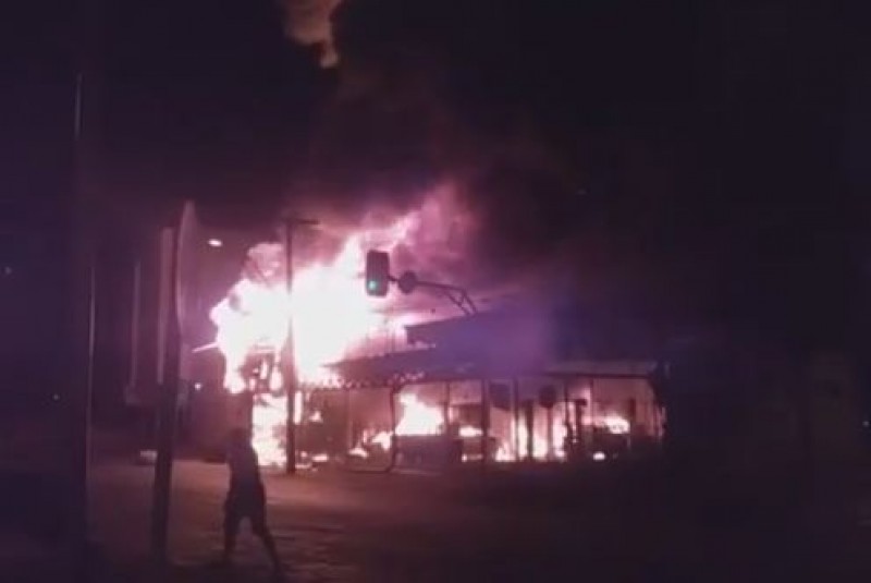 Imagem Ilustrando a Notícia: Depois de oito horas, incêndio no Centro Comercial de Caldas Novas é controlado