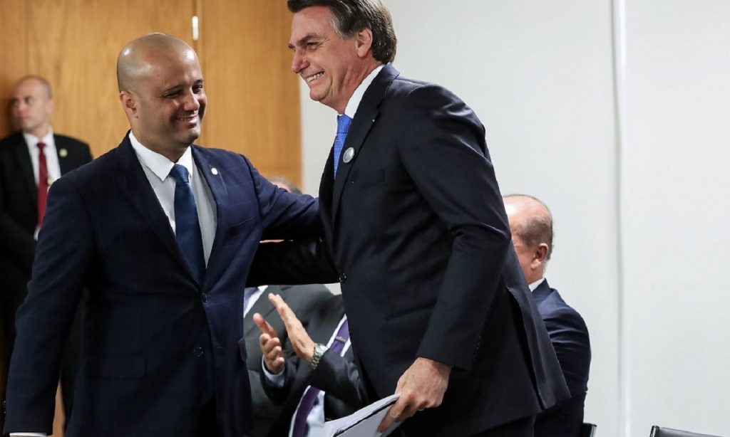 Imagem Ilustrando a Notícia: Bolsonaro substitui Vitor Hugo da liderança da Câmara por deputado do ‘centrão’