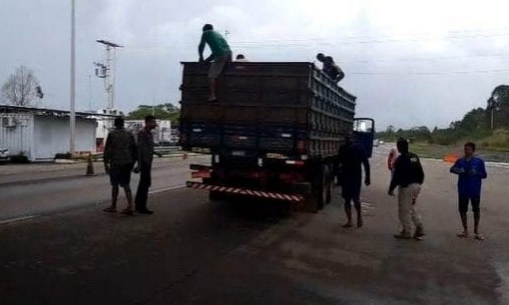 Imagem Ilustrando a Notícia: Caminhão é flagrado transportando 12 pessoas junto a carga de milho