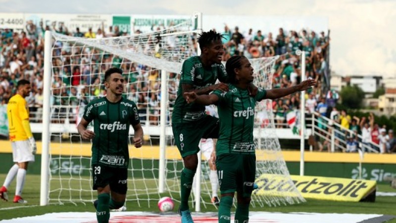 Imagem Ilustrando a Notícia: Palmeiras bate Bragantino e segue com 100% de aproveitamento