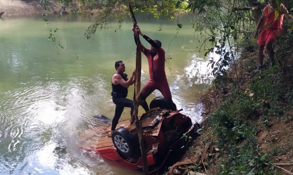 Imagem Ilustrando a Notícia: Corpo de desaparecido é encontrado submerso dentro de carro em rio