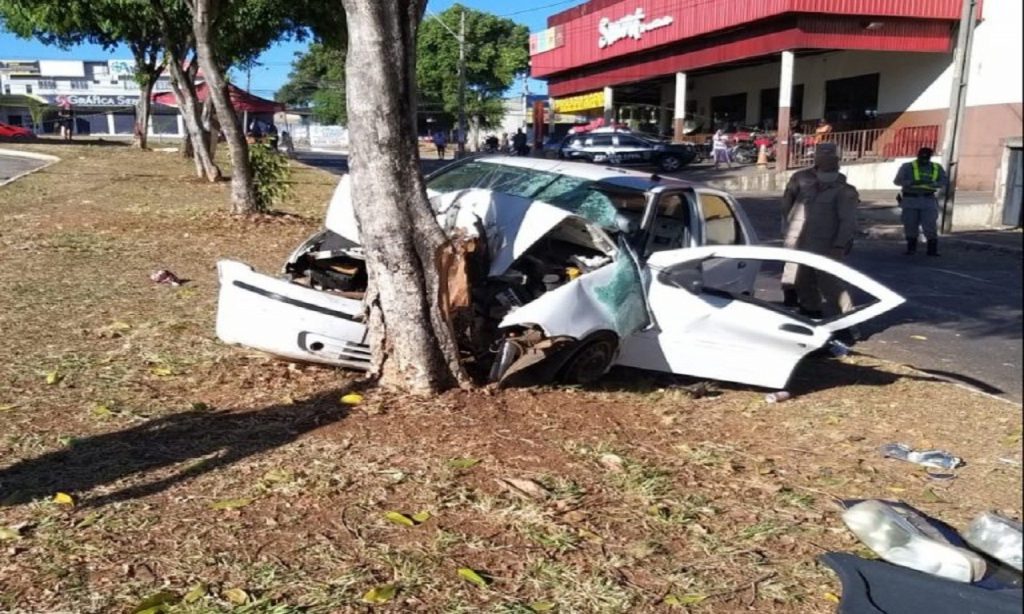 Imagem Ilustrando a Notícia: Morre terceira ocupante de carro que colidiu contra árvore, em Goiânia