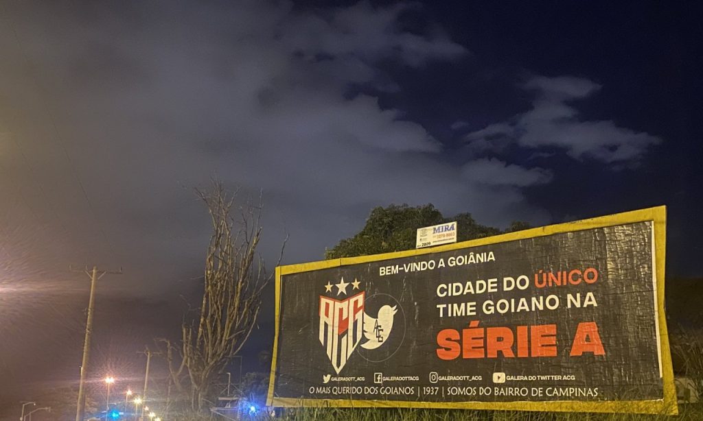 Imagem Ilustrando a Notícia: Em boa fase, grupo de torcedores do Atlético-GO instala outdoors e provoca rival