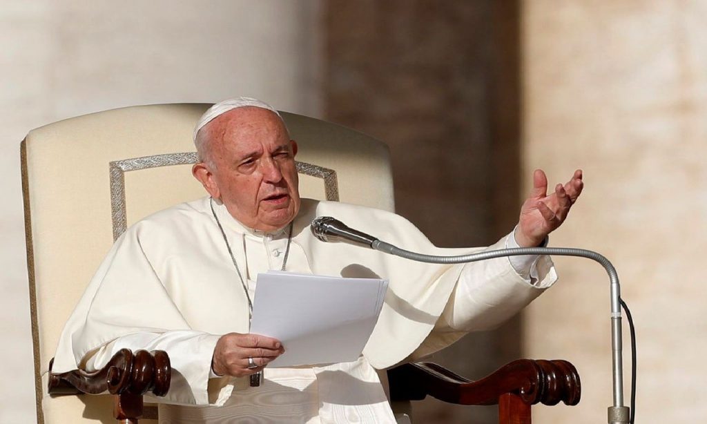 Imagem Ilustrando a Notícia: Papa pede que famílias recolham celulares e conversem nas refeições