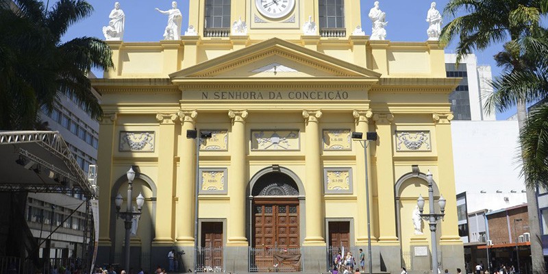 Imagem Ilustrando a Notícia: Catedral de Campinas recebe flores em homenagem a vítimas