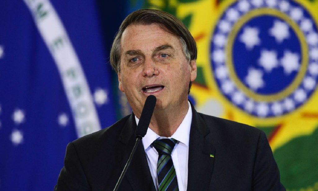 Imagem Ilustrando a Notícia: Vacina tem impacto que precisa ser bem esclarecido, diz Bolsonaro