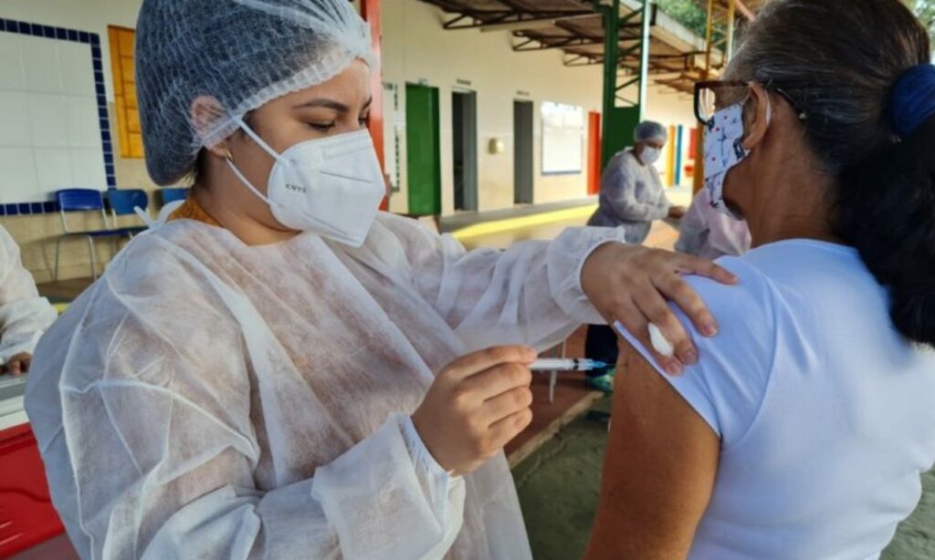 Imagem Ilustrando a Notícia: Segunda dose de vacina continua sendo aplicada no feriado (21/4)