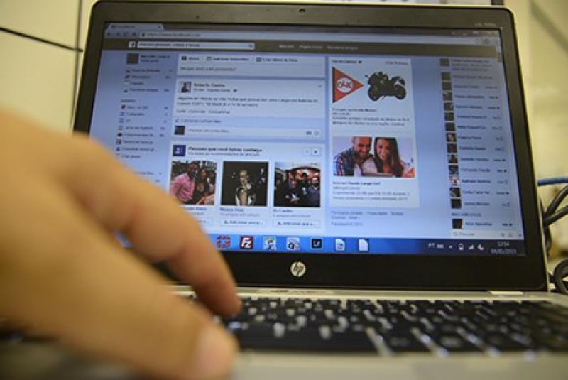 Imagem Ilustrando a Notícia: Consumidores criticam proposta de limitar uso da internet fixa