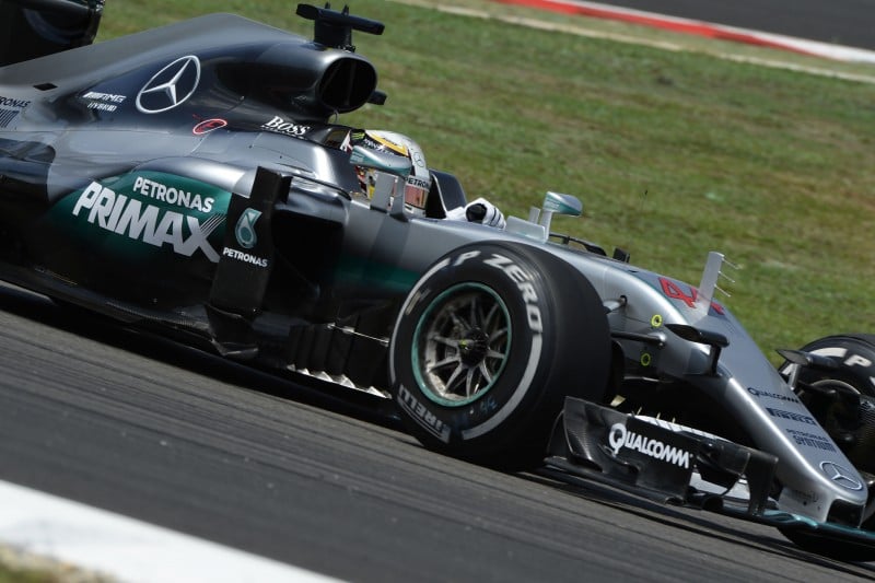 Imagem Ilustrando a Notícia: Hamilton só pensa em adiar título de Rosberg