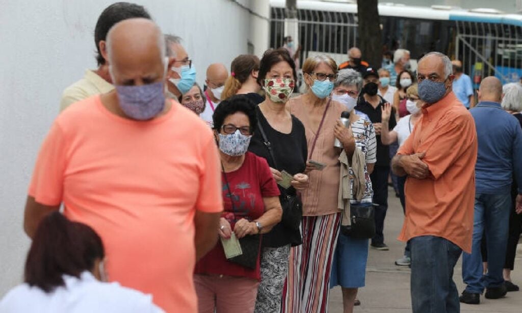 Imagem Ilustrando a Notícia: Idosos encaram filas de 15 horas por vacinas em Goiânia