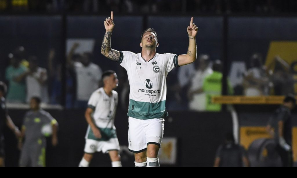 Imagem Ilustrando a Notícia: Goiás vence Vasco fora de casa e tem vantagem em jogo de volta