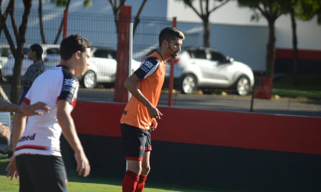 Imagem Ilustrando a Notícia: Atlético Goianiense visita o América-MG para voltar ao G4