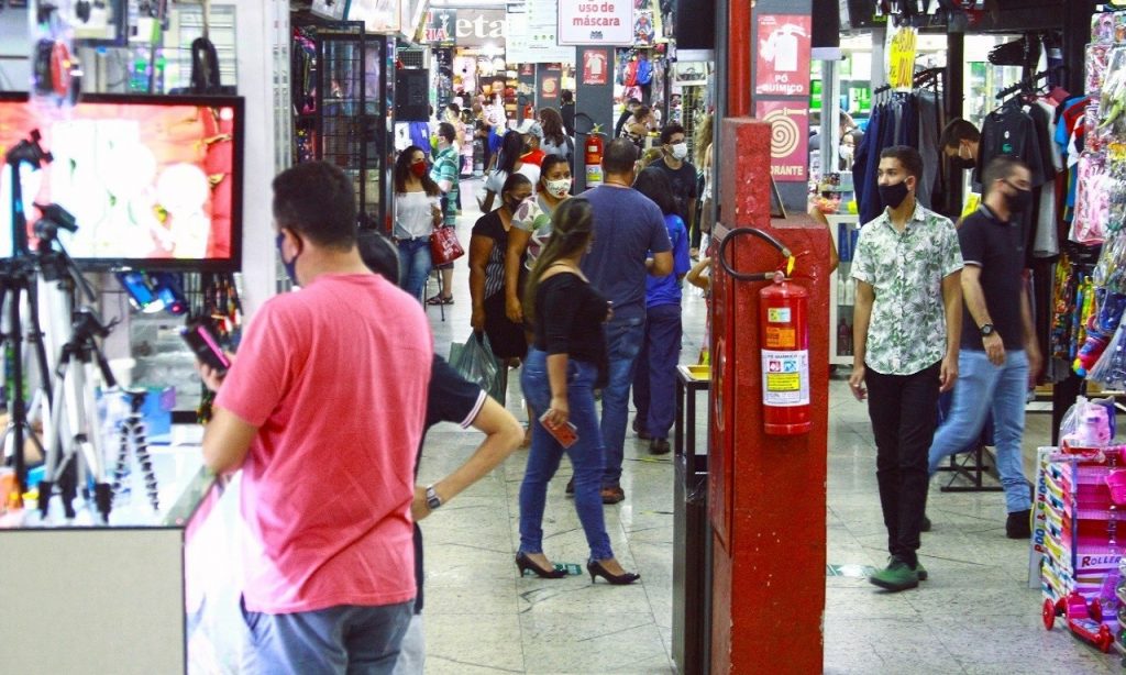 Imagem Ilustrando a Notícia: Primeiro dia de liberação do comércio de rua em Goiânia gera aglomerações