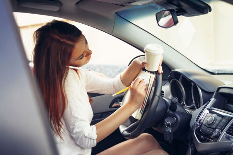 Imagem Ilustrando a Notícia: Você sabia que comer ao dirigir é uma infração de trânsito?