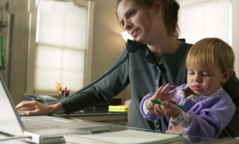 Imagem Ilustrando a Notícia: De casa para o trabalho: como a dupla jornada afeta a vida das mães