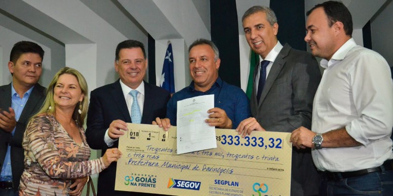 Imagem Ilustrando a Notícia: Municípios recebem R$ 11,4 milhões do programa Goiás na Frente