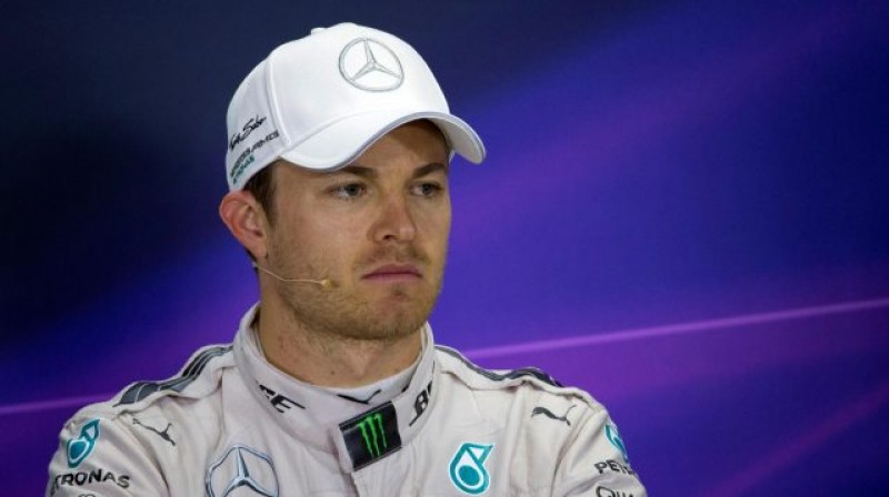 Imagem Ilustrando a Notícia: Rosberg vence e encosta em líder Hamilton