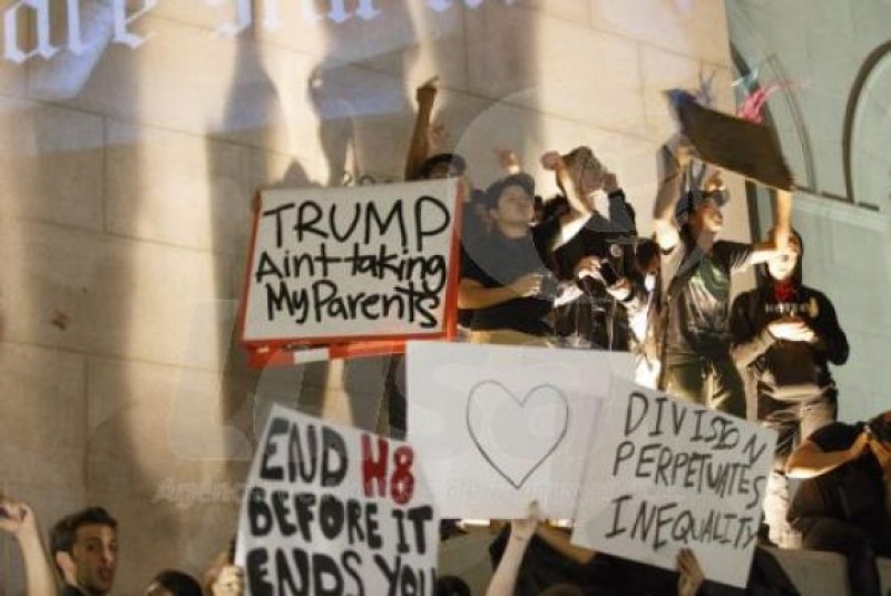 Imagem Ilustrando a Notícia: Milhares de pessoas protestam nos EUA contra políticas de Donald Trump