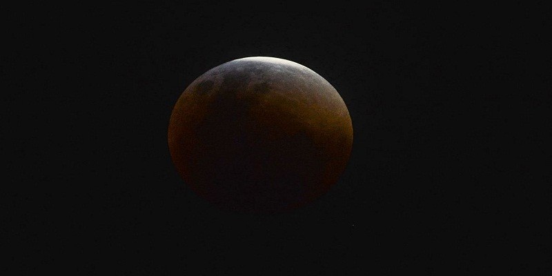 Imagem Ilustrando a Notícia: Eclipse total da Lua ocorre hoje; veja dicas para acompanhar