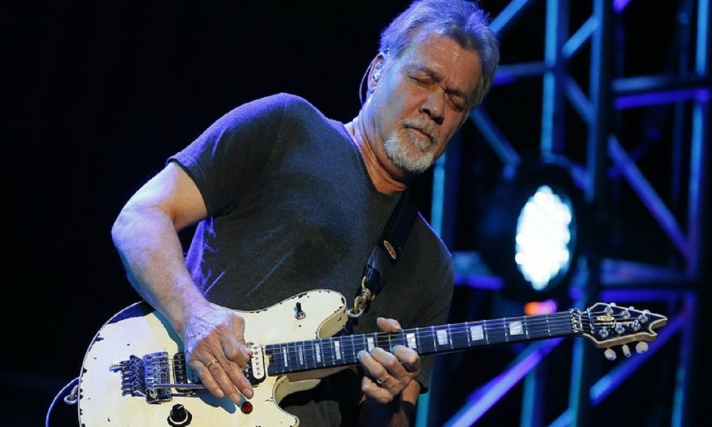 Imagem Ilustrando a Notícia: Guitarrista Eddie Van Halen morre aos 65 anos
