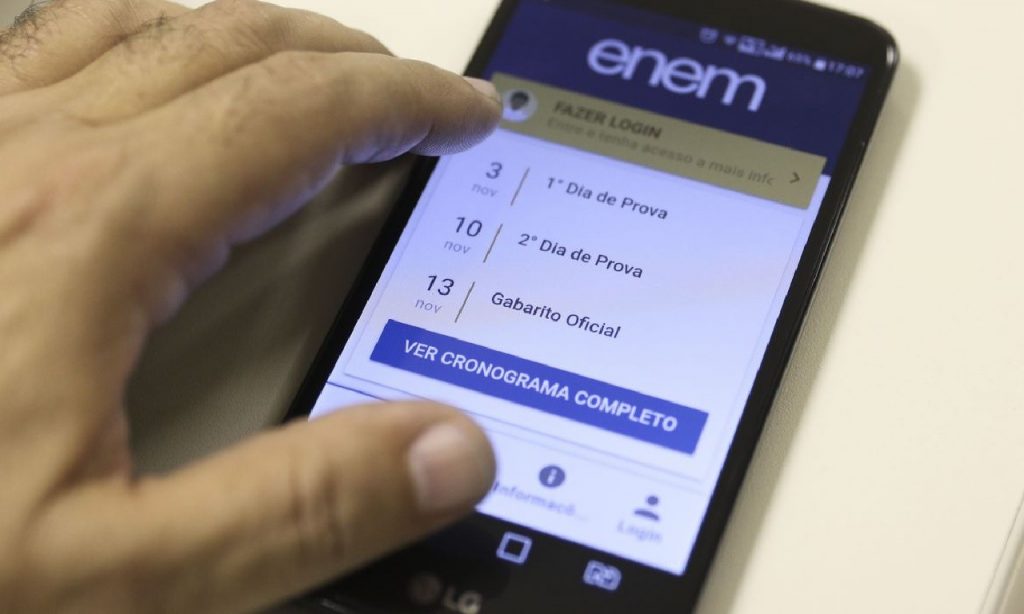 Imagem Ilustrando a Notícia: Candidatos do Enem lidam com internet precária e estudos pelo celular