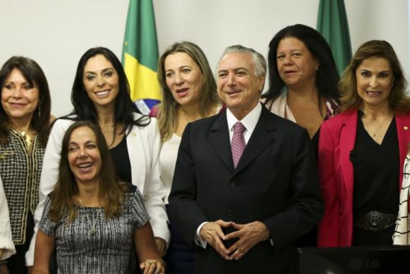 Imagem Ilustrando a Notícia: Temer recebe bancada feminina da Câmara no Palácio do Planalto