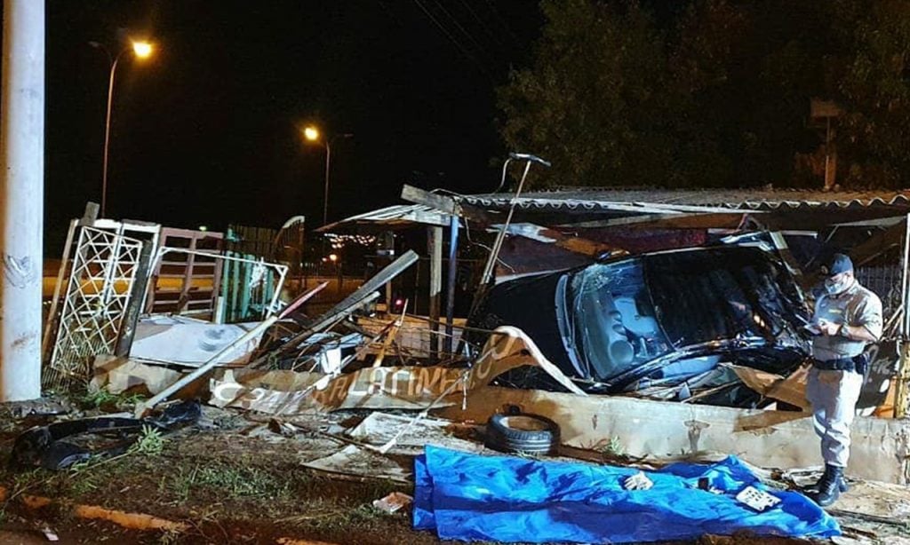 Imagem Ilustrando a Notícia: Veículo capota e destrói garagem de uma residência, em Rio Verde