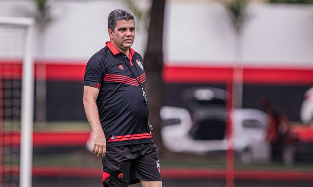 Imagem Ilustrando a Notícia: Atlético-GO visita o Flamengo em estreia de novo treinador