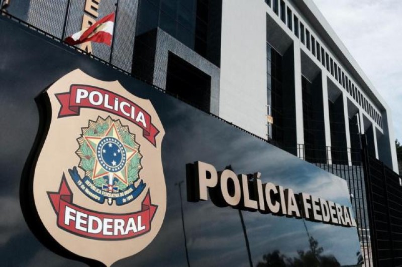 Imagem Ilustrando a Notícia: Mantega chega à sede da Polícia Federal em São Paulo e será levado para Curitiba