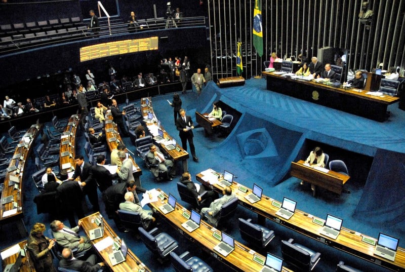 Imagem Ilustrando a Notícia: Senado aprova PEC que veda coligações e cria cláusula de desempenho