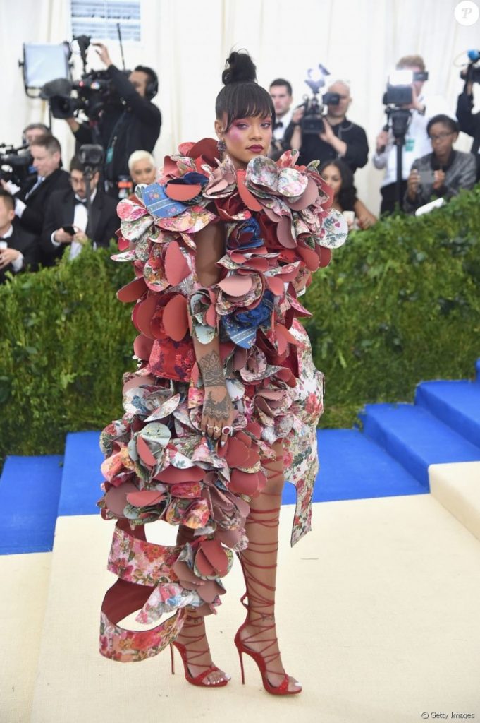 Imagem Ilustrando a Notícia: Vestido usado por Rihanna no MET Gala é alvo de brincadeiras na internet