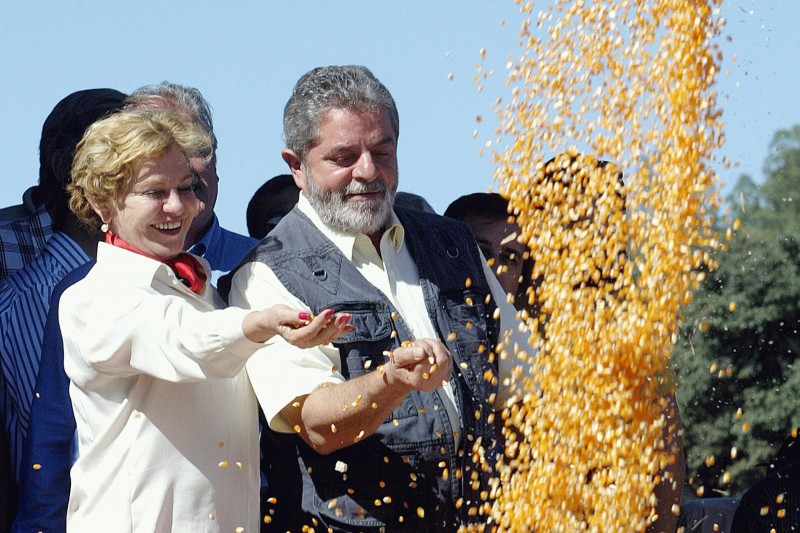 Imagem Ilustrando a Notícia: PF indicia Lula e Marisa  em inquérito sobre tríplex