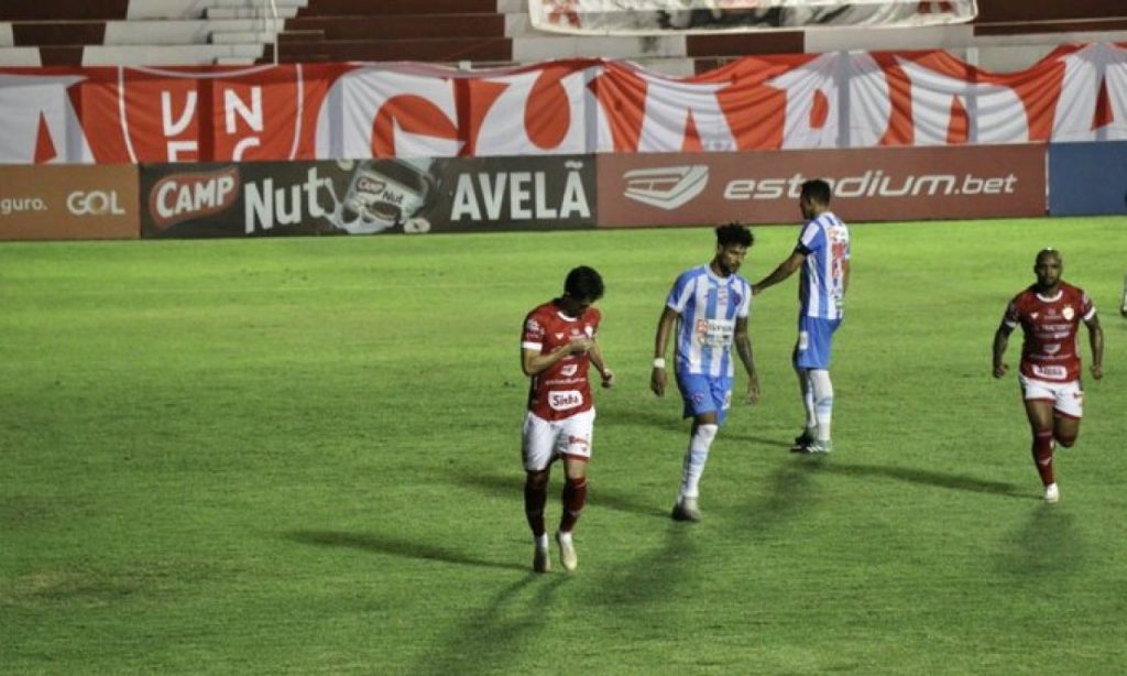 Imagem Ilustrando a Notícia: Com um gol em cada tempo, Vila Nova bate o Paysandu e assume a liderança provisória do Grupo A