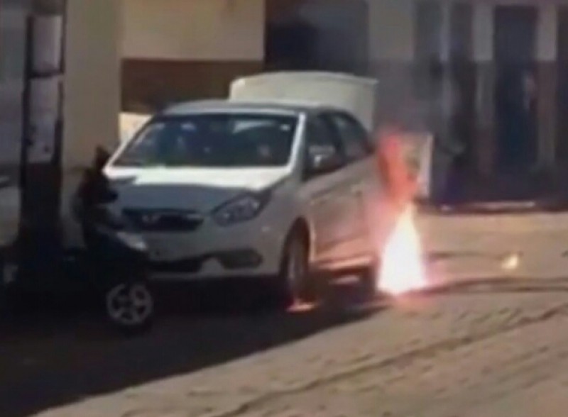 Imagem Ilustrando a Notícia: Fio elétrico rompe, pega fogo e atinge pneu de carro estacionado
