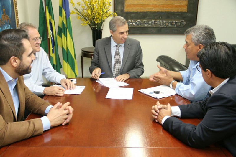 Imagem Ilustrando a Notícia: José Eliton e prefeitos discutem convênios