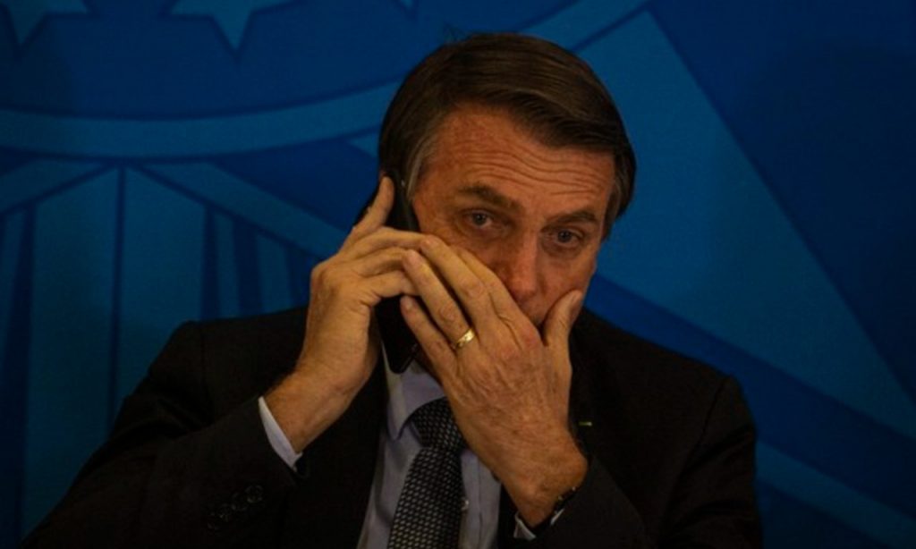 Imagem Ilustrando a Notícia: Em ligação, Bolsonaro pede que Kajuru amplie CPI da Covid-19