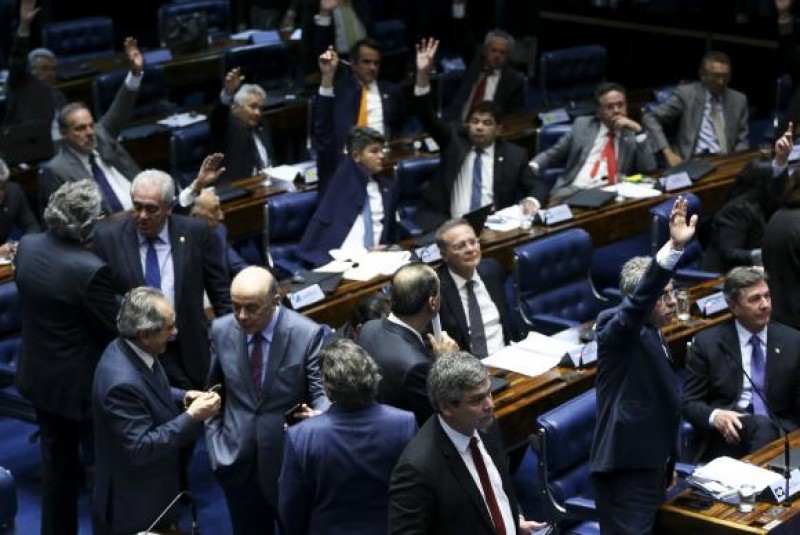 Imagem Ilustrando a Notícia: Senado conclui aprovação e reforma trabalhista vai para sanção de Temer