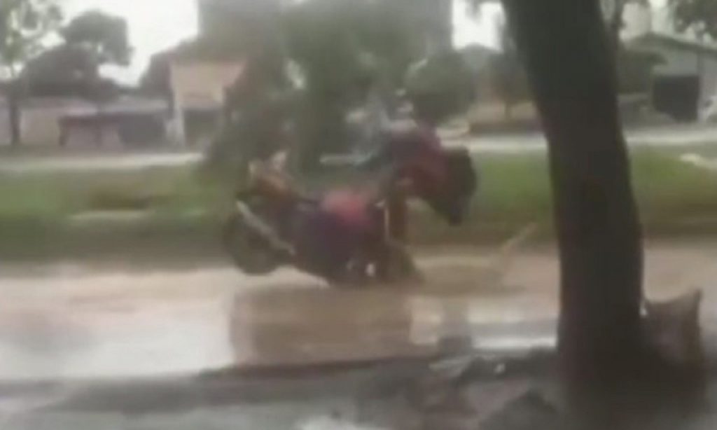 Imagem Ilustrando a Notícia: Homem cai de cabeça no asfalto após bater motocicleta em buraco, em Goiânia