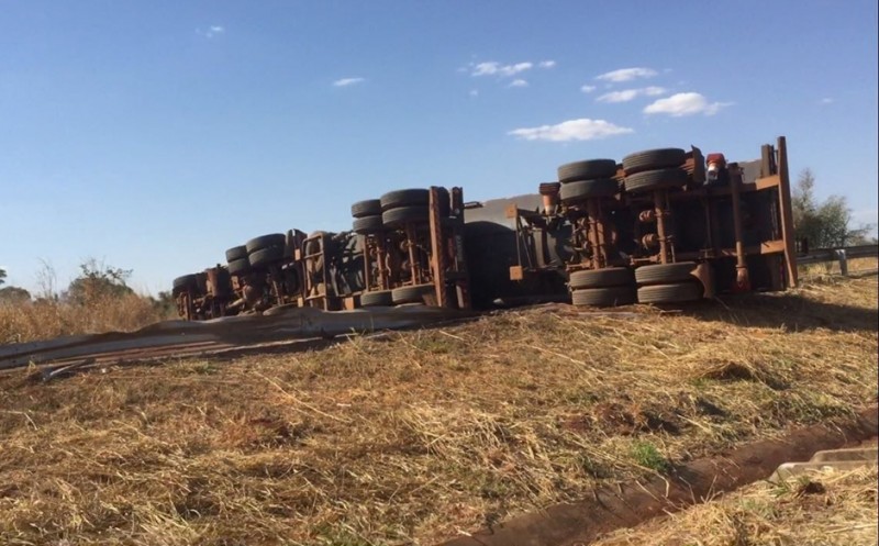 Imagem Ilustrando a Notícia: Caminhão de carga tomba na GO-060 com 34 mil litros de álcool