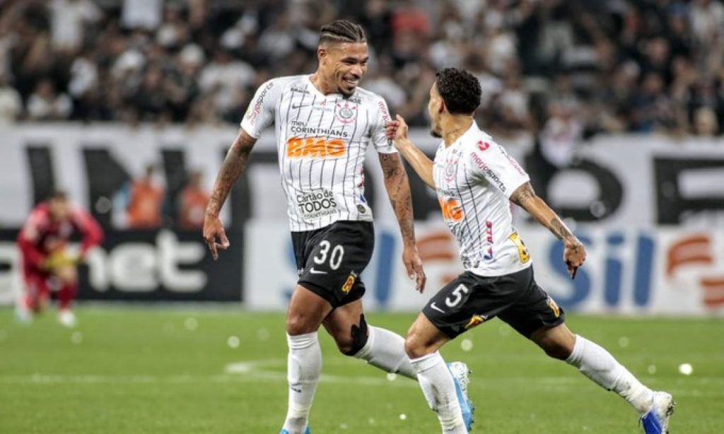 Imagem Ilustrando a Notícia: Goiás se esforça, mas perde para o Corinthians